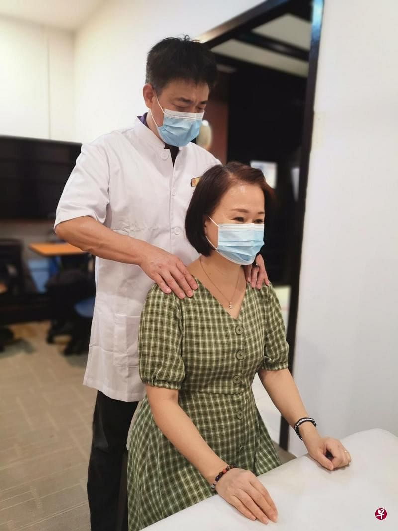 诊所的中医师（左）亲自为病患提供推拿服务。（拳器道提供）