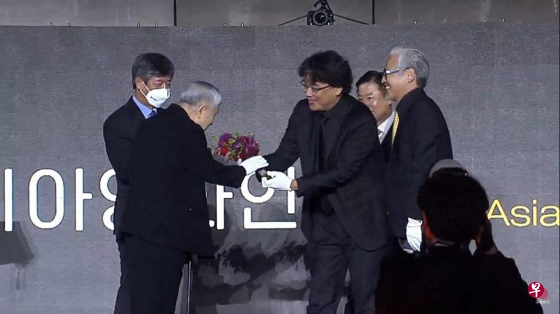 奉俊昊（右三）负责颁奖给资深电影人林权泽（小图）。（视频截图）
