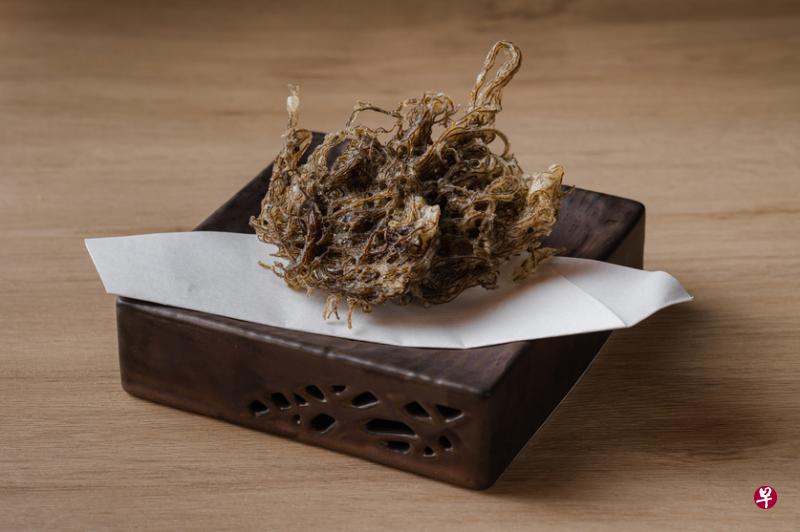 酥脆的褐藻天妇罗，味道鲜美。