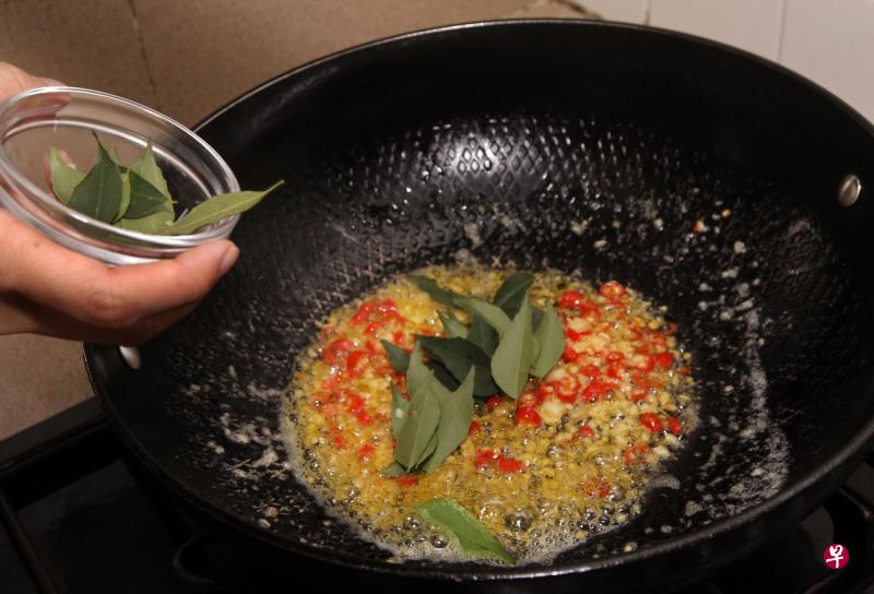 建议有体臭问题的人减少摄取大量的大蒜、洋葱、咖喱等食物。（档案照）