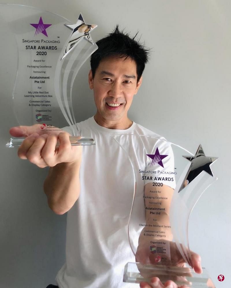 陈之财手握热腾腾的“新加坡包装奖”两奖杯，感到很实在。