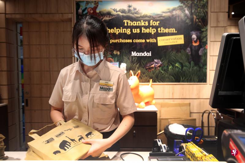 野生动物保育集团昨起更新企业品牌，改称万态保育集团（Mandai Wildlife Group）。随着这项改变，零售职员也穿上新制服。集团的品牌重塑工作预计明年底完成。（萧紫薇摄）