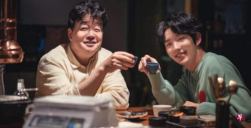 白钟元（左）与李准基品尝传统酒，喝到微醺时，李准基难得敞开心房，吐露心声。