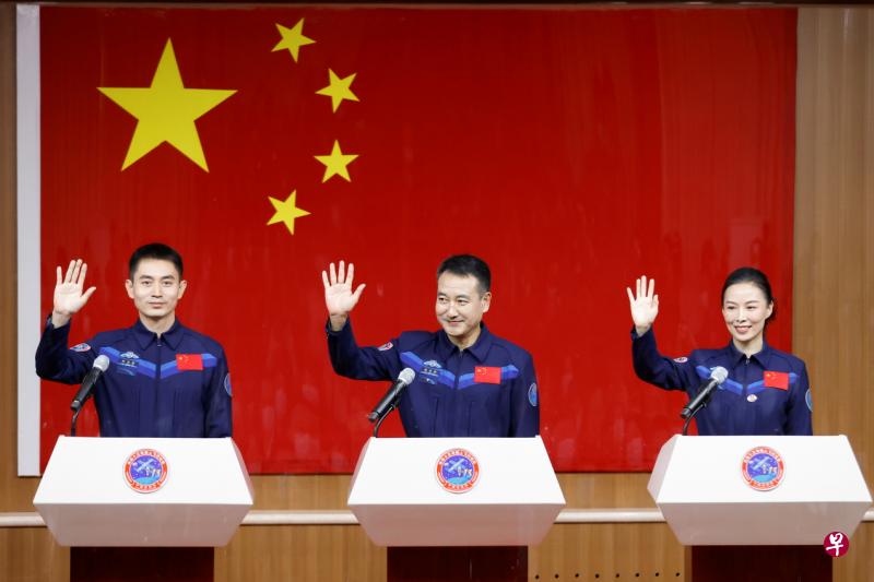神舟十三号载人飞行任务航天员王亚平（右起）、翟志刚和叶光富昨天在酒泉卫星发射中心与媒体见面。（路透社）