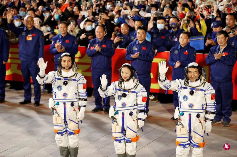 酒泉卫星发射中心昨晚举行“神舟十三号”载人飞行任务航天员乘组出征仪式，三名航天员翟志刚（右）、王亚平（中）和叶光富向在场送行的人群挥手。他们将前往中国的空间站，在太空生活工作6个月。（路透社）