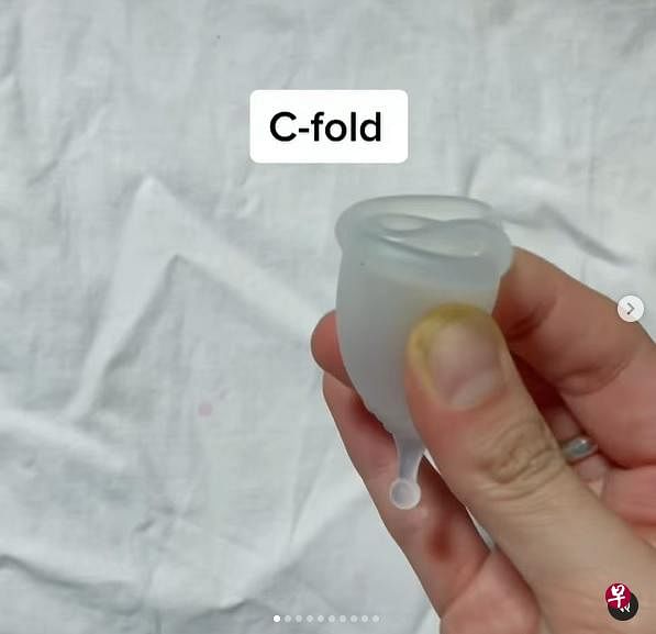 蓝美娥在社媒分享教学视频，例如置入月经杯前应该如何对折杯口。（截图取自instagram.com/bamboostrawgirl）