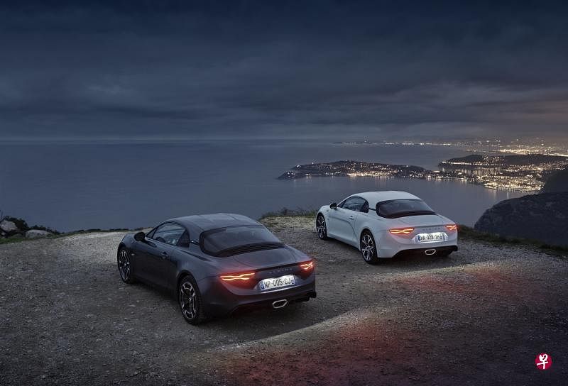 Alpine A110为法系双门双座位小跑车，全车采用铝制平台打造，重量仅为1094公斤。