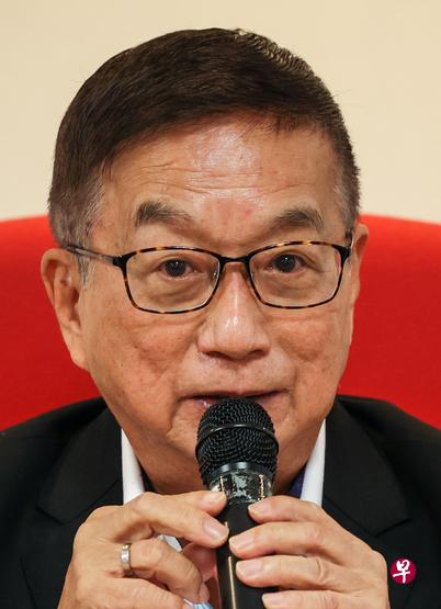 你不能一直等政府给你钱。你不去改变生意模式是不对的。你必须去改变，把成本降低，撑下去并等待时机到来，这样的企业才有救。——中华总商会会长黄山忠