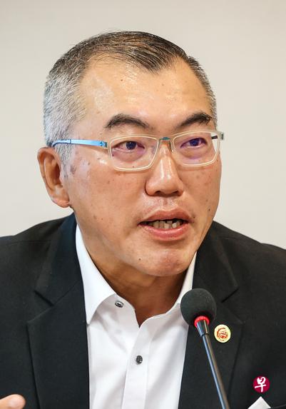 员工心理和精神健康的问题，是专业服务面对的一项挑战。对于当妈妈的员工，以往可以专注在办公室工作，但现在她们居家办公，需要满足小孩的要求。再加上客户和上司对居家办公时间没有界定，不再是朝九晚五，间接给很多人带来压力。——总商会研究与出版委员会主席谢锦发
