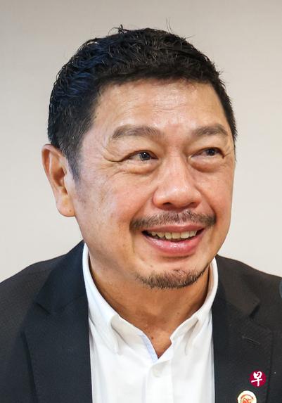 我希望政府接下来尽量开放，把餐馆堂食人数从两人开放到五人，并让同个家庭的成员同时用餐，反正这些家庭成员在家中也是一起用餐的。希望政府能酌情和有伸缩性地放宽限制。——总商会科技委员会主席黄建铭