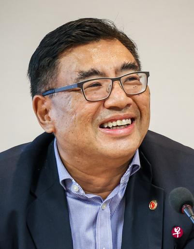 面对疫情，我们应该让业务尽快恢复。我们知道要在照顾社区安全和让企业恢复业务之间取得平衡并不容易。我希望政府更重视帮助企业。这不只关乎企业利益，员工利益也很重要，必须让他们有工作做和收入不受影响。——总商会副会长柯文伟