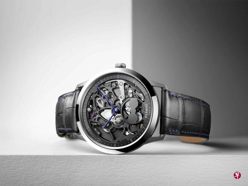 Slim D' Hermès Squelette Lune腕表的镂空设计展现了这一精美时计的独特个性。
