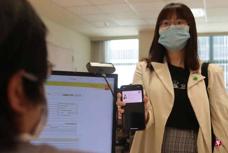 11月1日起，公众到综合诊疗所可使用Singpass应用的数码身份证来验证身份，到政府机构柜台办理手续也能这么做。（蔡家增摄）