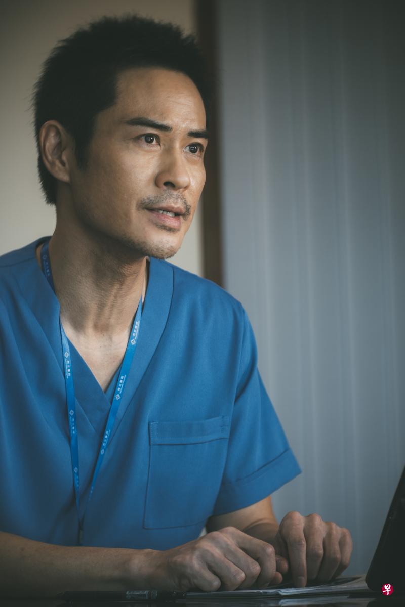 郑嘉颖在《星空下的仁医》饰演热血儿科医生。（TVB提供）
