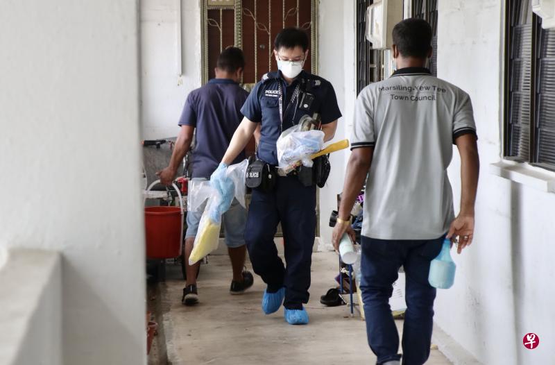 警员到场后多次敲门，但无人回应，于是请来开锁匠。图为警员事后从事发单位取走部分证物。马西岭—油池市镇理事会也派清洁工清洗走廊。（陈来福摄）