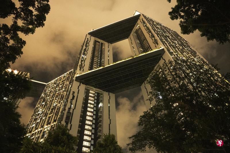 设计独特的住宅大楼，在月光衬托下，格外迷人。