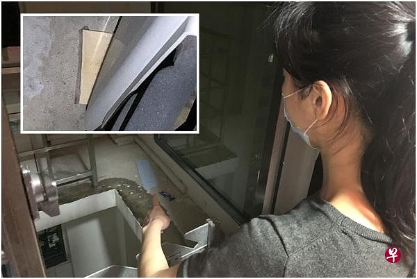 主妇王珊指出屋外冷气槽墙沿上，垃圾处处。小图为一片芝士被丢在冷气槽底下。