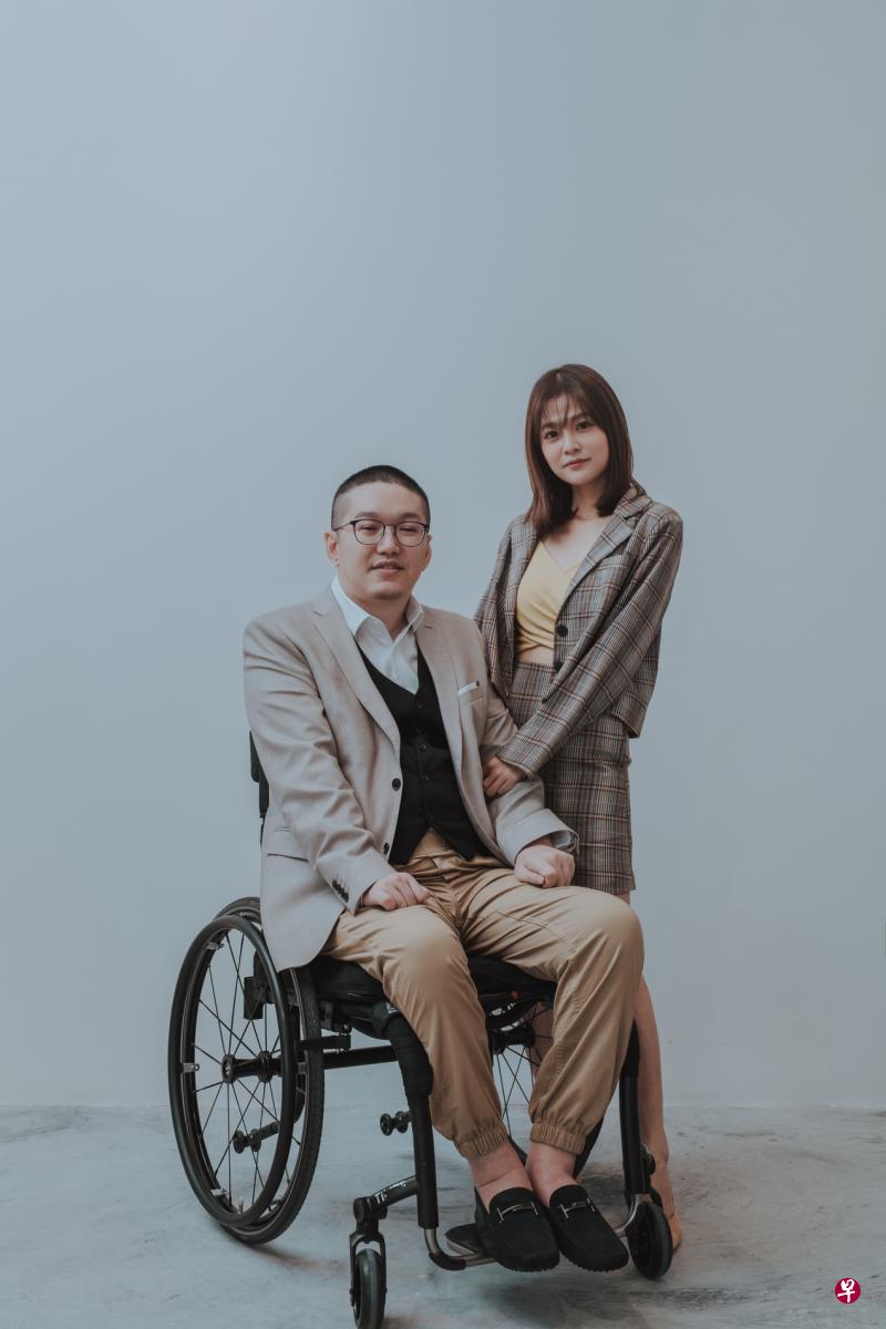 一场车祸给了陈耑溶（左）与黄净泯创业的契机，创造了新山生活时尚品牌Shoploooh，也见证他们相扶相持16年。