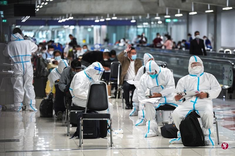 泰国重开边境首两天，曼谷素旺那普国际机场共迎来4510名国内外旅客，当中来自日本的游客最多，中国旅客只排名第五，约有270人入境。图为11月1日中国游客在曼谷机场等候办理入境手续。（路透社）