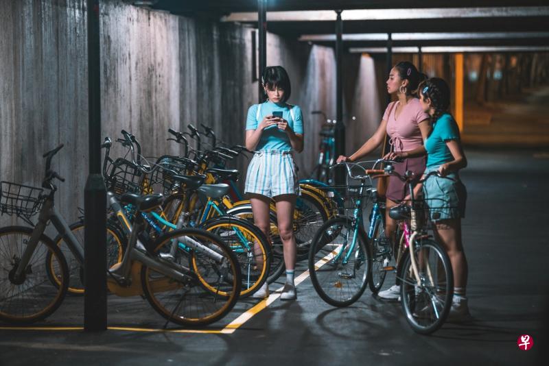 胡佳琪（左）在《开夜车》演出拉了姐妹淘到闹鬼地方探险的网红。（嘉华提供）