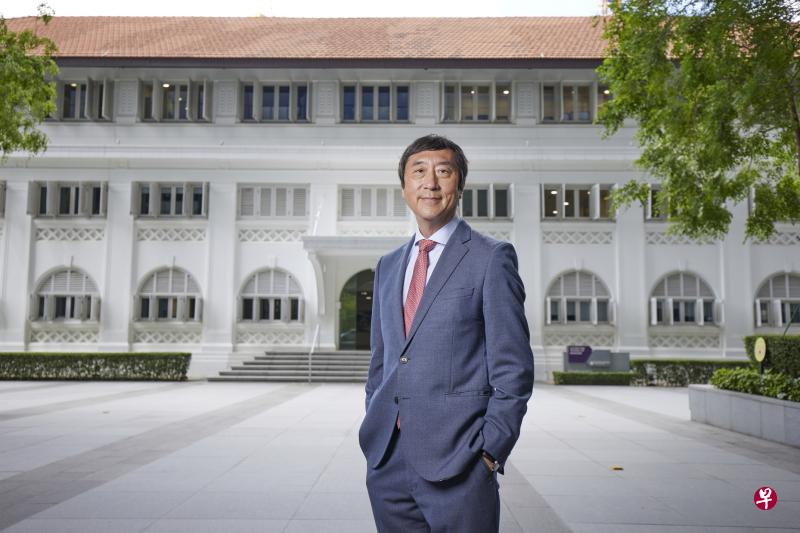 沈祖尧教授是南洋理工大学的杰出大学教授、李光前医学院院长，以及高级副校长（健康与生命科学）。他爱跟年轻人交往，希望在疫情后，南大医学生可以继续到世界各地交流，开拓眼界。照片摄于李光前医学院校园。（南洋理工大学李光前医学院提供）