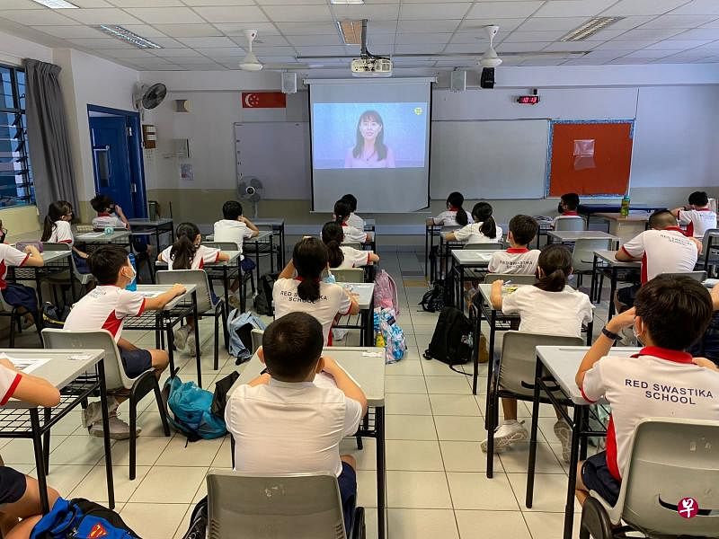 卍慈学校的一班小六学生正在专注地听记者分享新闻室的采访工作。（卍慈学校提供）
