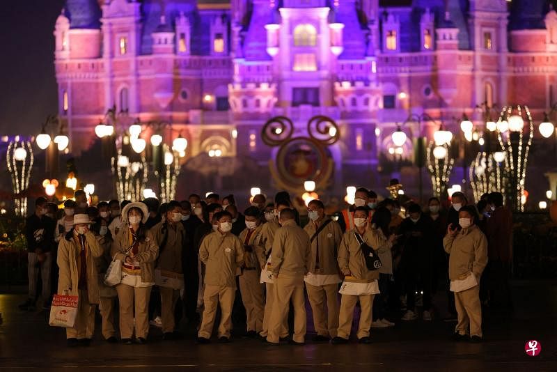 上海迪士尼乐园上周因为一名确诊病患曾入园游玩，3万多人连夜接受核酸检测。（法新社）