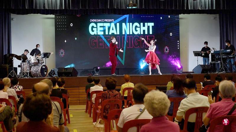 静山—实里达民众俱乐部与人民协会前晚呈献“歌台之夜”，这是自冠病疫情暴发以来，本地首场有现场观众的歌台演出。（人协提供）