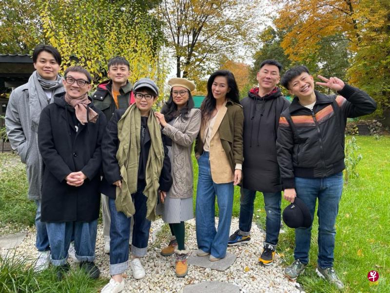 李荣达（右二）带领Mdada团队到德国直播带货。