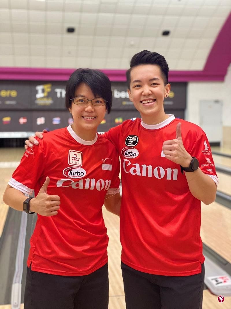 　我国女将黄琳芷（右）和陈诗桦（Cherie）晋级世锦赛女子个人赛半决赛。（新加坡保龄球总会提供）