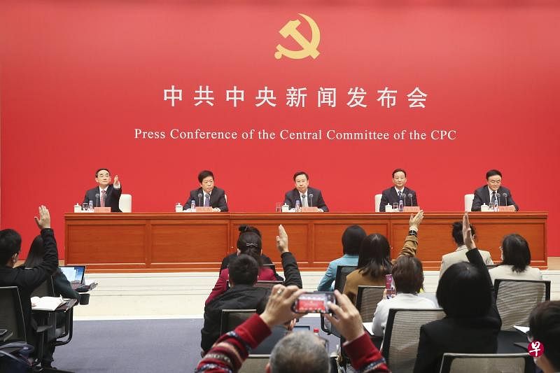 中共中央宣传部副部长王晓晖（中）、中央政策研究室主任江金权（右二）、中央财经委员会办公室副主任韩文秀（左二）和中央党史和文献研究院院长曲青山（右一），昨天在新闻发布会回答中外媒体记者的提问。（中新社）