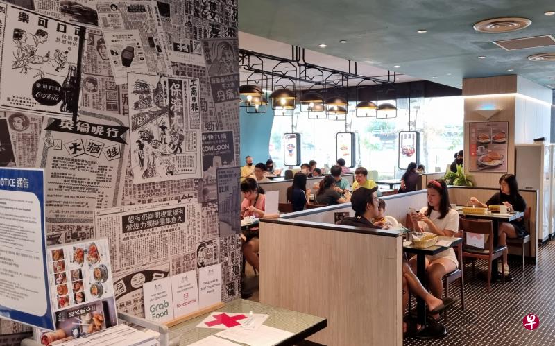 餐馆用餐条例放宽后的首个周末，不少公众举家到餐馆用餐。昨天午餐高峰时段，义顺纳福城的餐馆几乎座无虚席。（林国明摄）