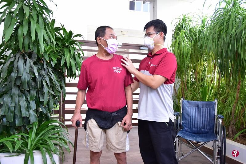 仁慈医院试用的这款髋关节保护带，住户哈菲兹（左）觉得舒服，让他更有信心自己走路。（仁慈医院提供）