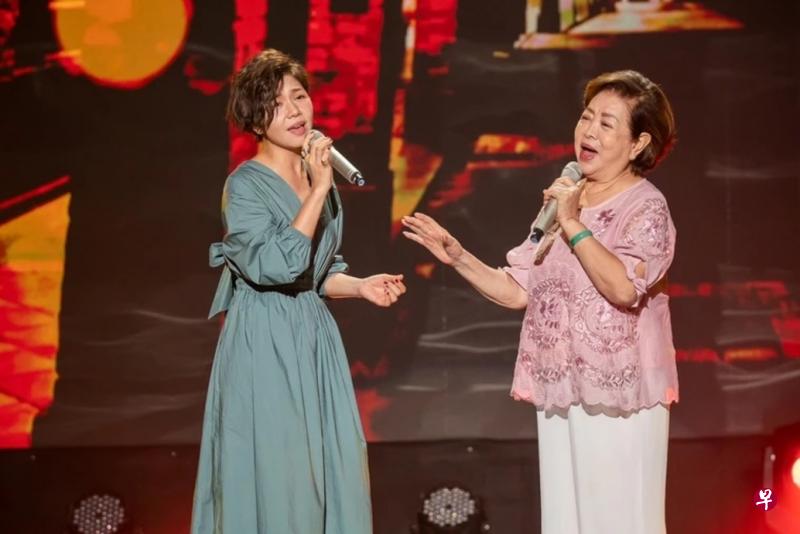 于子育（左）、陈淑芳演唱《孤味》主题曲。（互联网）