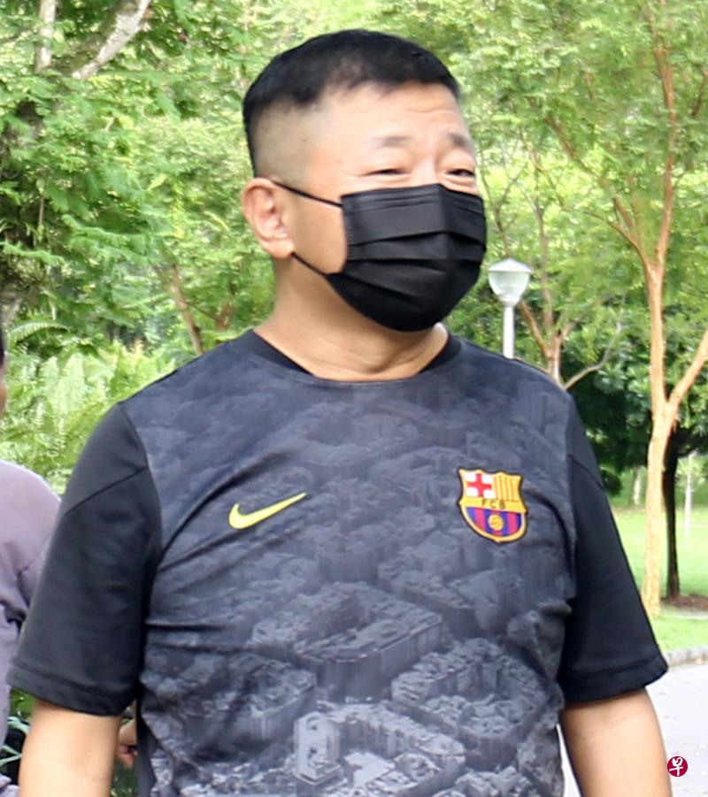 何磊平时跑步习惯听音乐，但事发时刚好没戴耳机，才得以听到异常声音，及时逃生。（白艳琳摄）