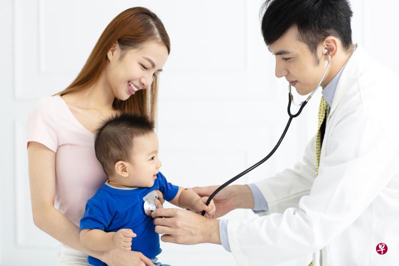 孩子出现流感症状，家长应带他求诊，由专业医生评估孩子的病况，决定是否须做聚合酶链式反应检测。（iStock图片）
