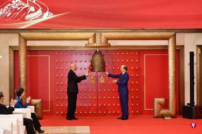 中共北京市委书记蔡奇（左）和中国证监会主席易会满，昨天为北京证券交易所揭牌并鸣钟开市。（新华社）