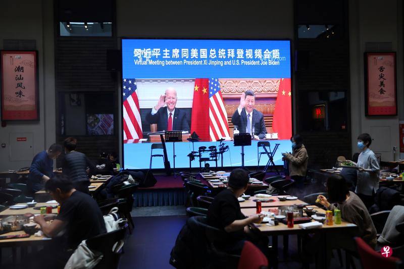 北京一家餐厅昨天播放举世瞩目的习拜会。（路透社）