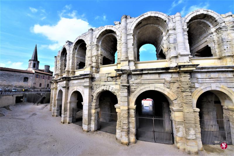 圆形竞技场是阿尔勒地标性建筑。