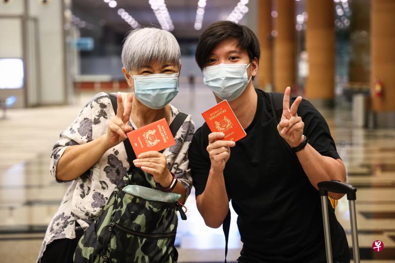 苏纹立（右）和母亲庄小娟今天凌晨乘坐新加坡—澳大利亚首趟疫苗接种者旅游走廊（VTL）航班，前往墨尔本探望在当地工作的姐姐。（李健玮摄）