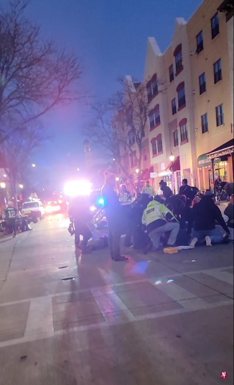 当死伤者倒地后，周遭的民众上前施救。（路透社）