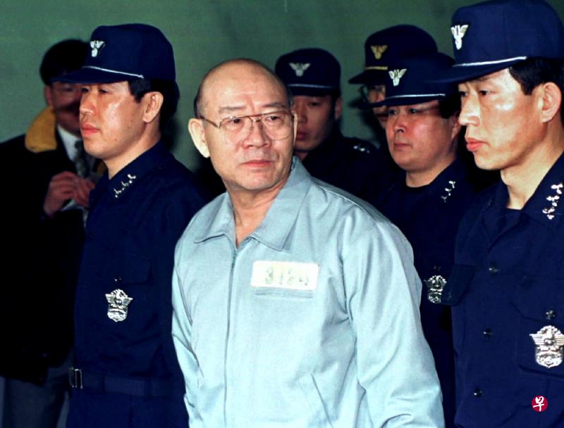 1996年，全斗焕身穿囚衣，被押上首尔刑事法院，接受贪污舞弊的审讯。全斗焕生前从未对其错误致歉或反省，韩国政府23日决定不为他举行国葬。（路透社）