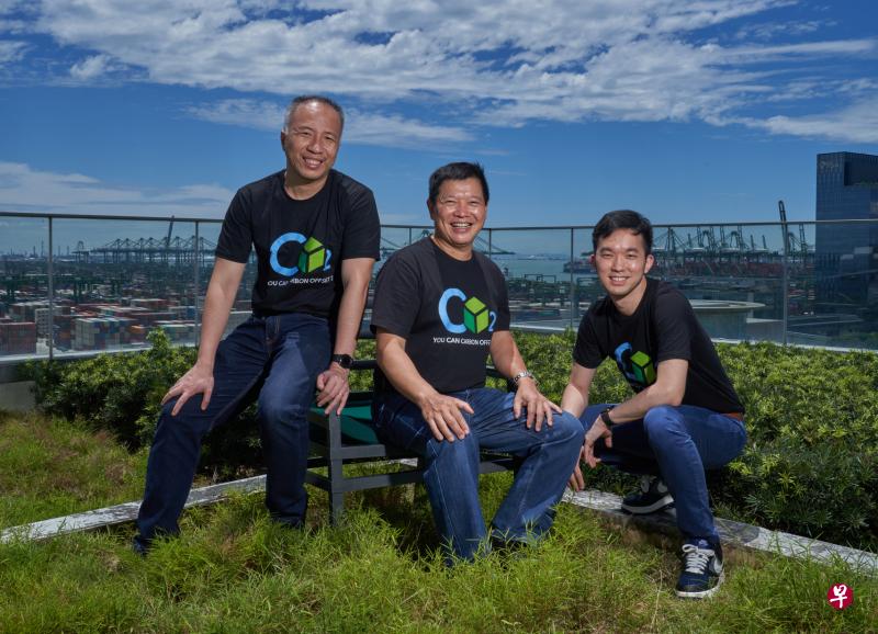由苏垲钧 （左起）、林志坚和陈秋豪共同创办的CO2 Connect，结合物联网、数据分析和区块链技术，协助企业追踪它们的碳足迹以及记录碳排放数据。（受访者提供）