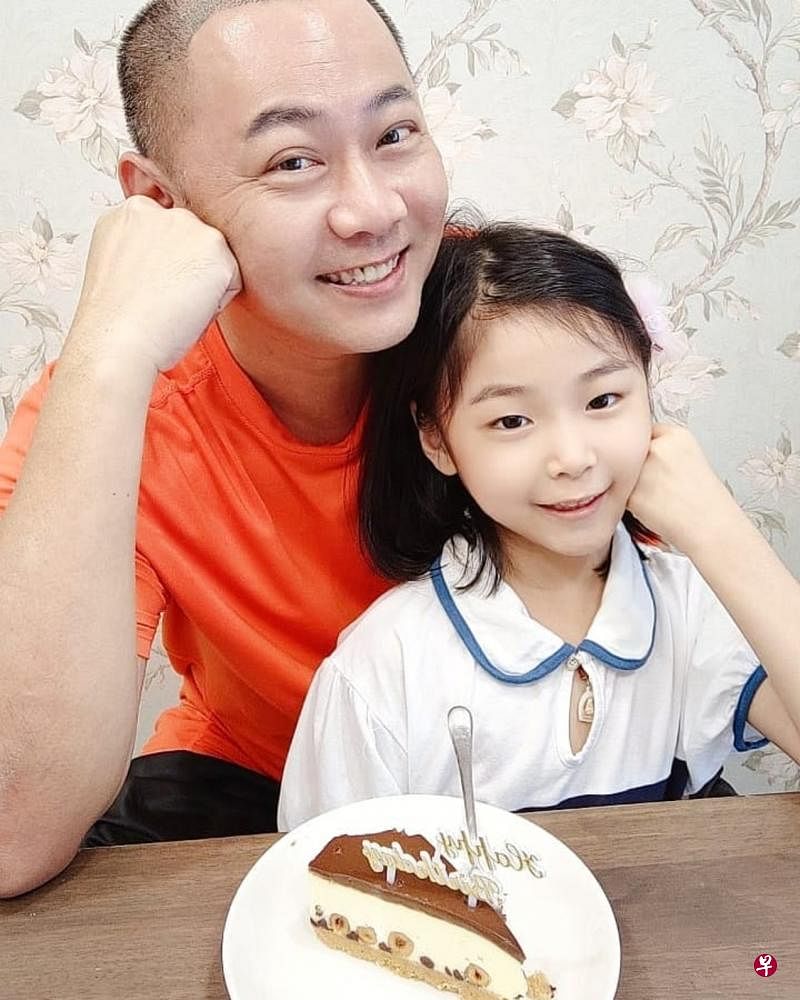即将回新拍戏，姚彣隆必须减重才能见人。图为他与爱女。