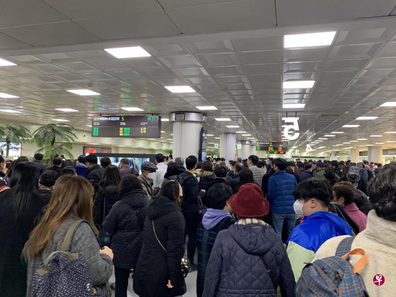据本报记者邓玮婷在韩国的观察，当地目前并未因疫情严峻而加强防疫措施，济州国际机场昨日还人潮汹涌。（邓玮婷摄）
