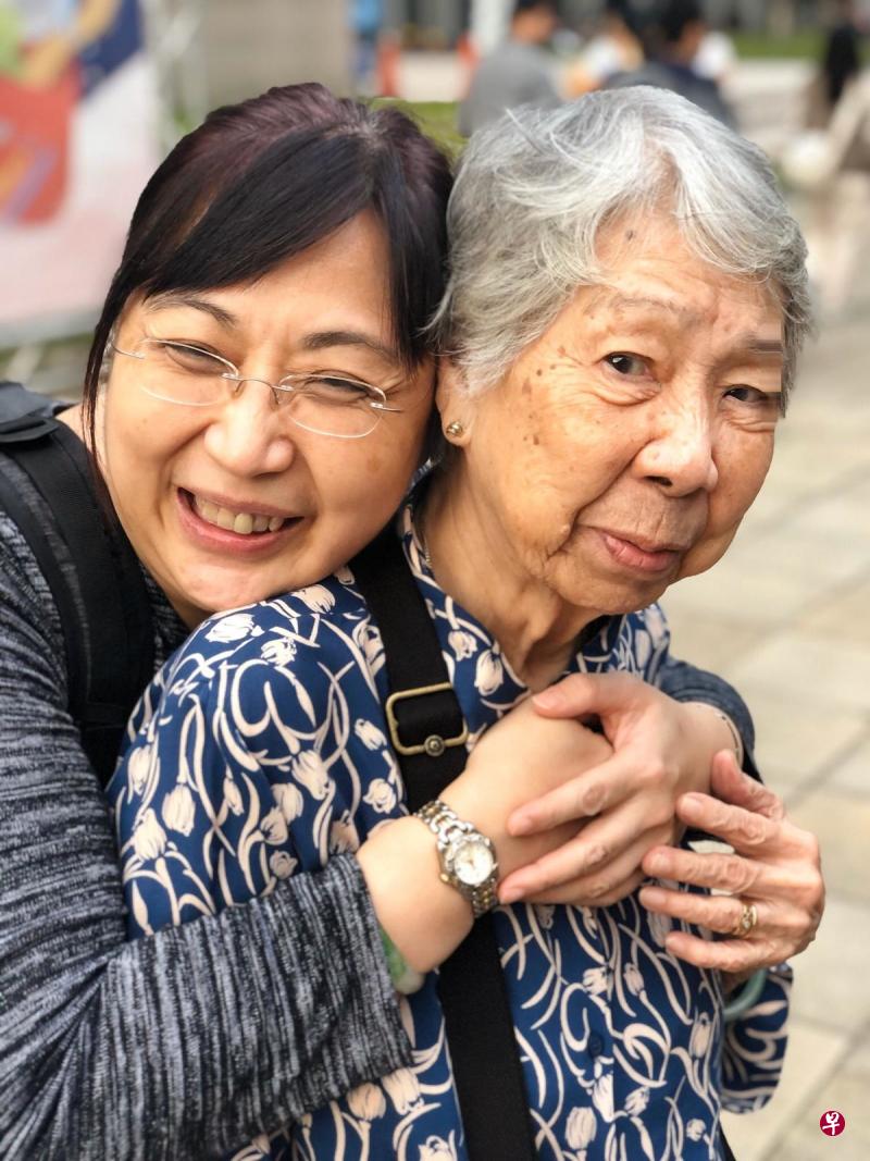 薛碧华通过CARA应用发现了更多适合并欢迎失智症患者的好去处，并会带着患有失智症的母亲一同前去。（受访者提供）
