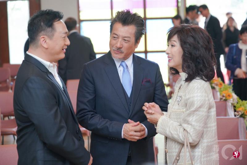 Q姨（米雪饰，右）在新版《十月》发挥“我为人人”的精神，她与海味店老板全海景（石修饰，中）饰演一对多年好友。