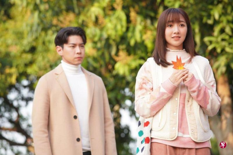 新版《十月初五的月光》由罗天宇（左起）、何依婷和胡鸿钧主演。在剧中经常出现的枫叶，代表着爱情的降临。
