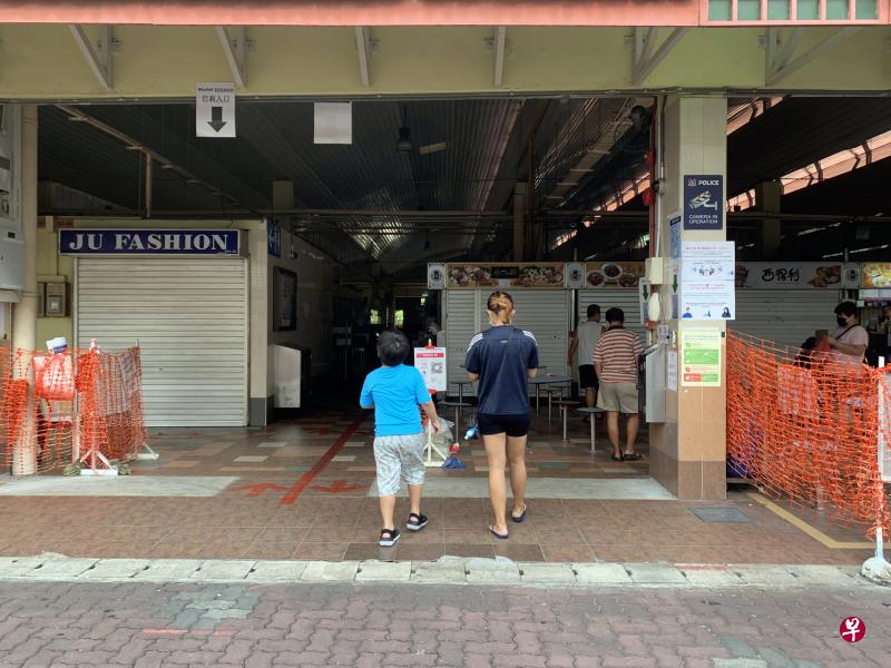 　当局上周已经移走其中一个封锁网，如今民众可以从靠近公共厕所的这个出入口进出崇文巴刹和小贩中心。（严宣融摄）