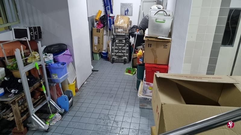 王女士将收集的杂物堆积在公共走廊上。 